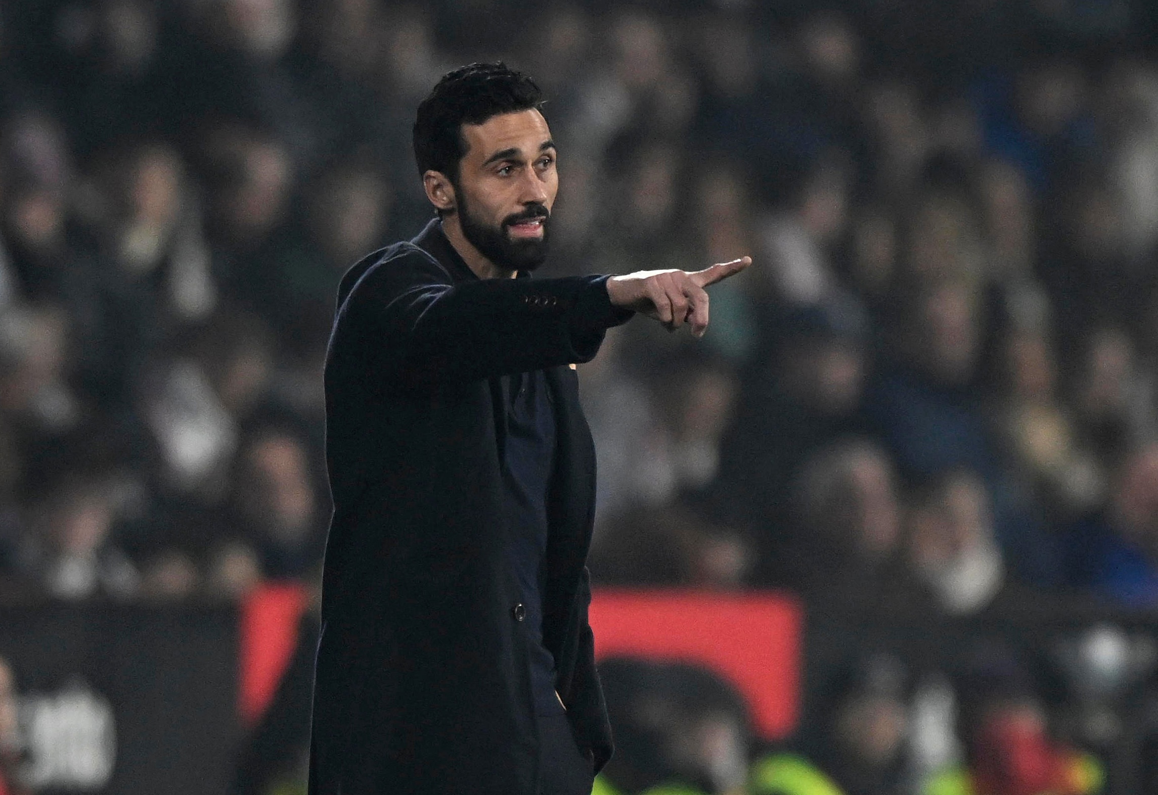 西媒：阿韦洛亚在更衣室面临压力，一些球员认为他只是临时教练