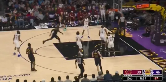 官方App-可惜！詹姆斯送出空接妙传，艾顿起跳放篮磕到篮筐前沿